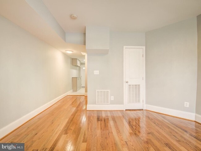 Building Photo - 424 Elm St NW