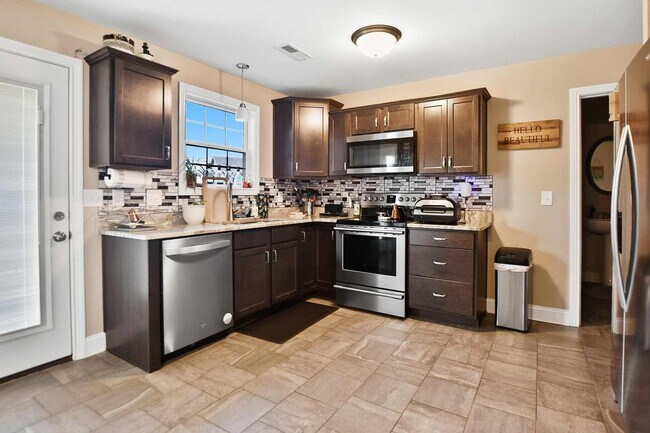 Building Photo - Pet Friendly Three Bedroom!