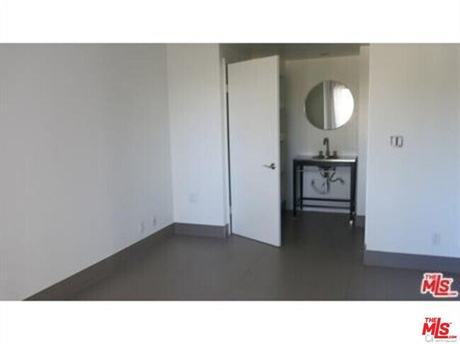 Building Photo - 3949 Los Feliz Blvd