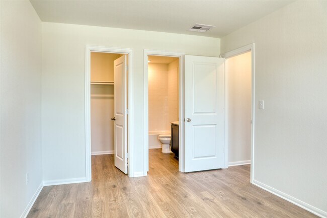 Building Photo - 410 Magnolia Ln