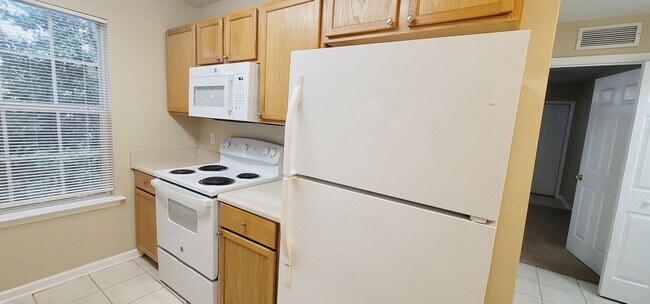 Building Photo - LOVELY NW 3/3 End Unit w/ Washer/Dryer, Open Kitchen w/ Bar, & More! $1475/month Avail June 1st!