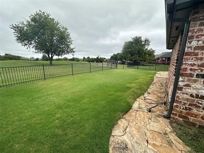 Building Photo - 15713 Traditions Blvd