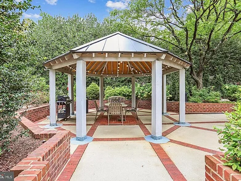 Back garden gazebos with grills - 7500 Woodmont Ave