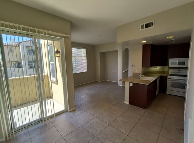 Building Photo - 3BD/3BA Townhouse Near Cal-State San Marcos
