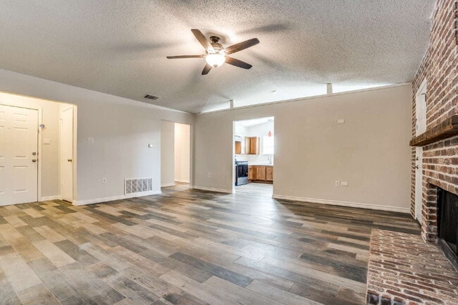 Building Photo - Beautiful Mansfield Home!