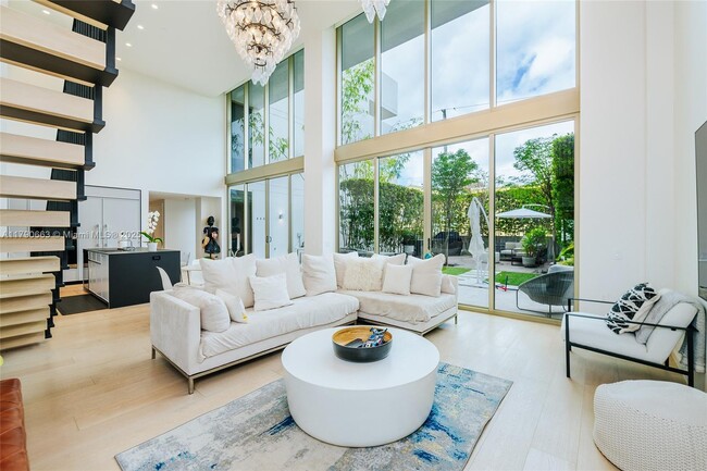 Primary Photo - 300 Collins Ave