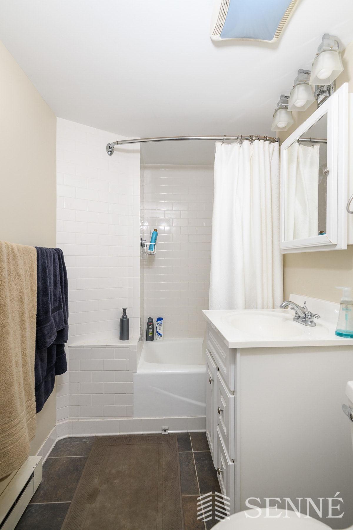 Full Bathroom - 45 Trowbridge St