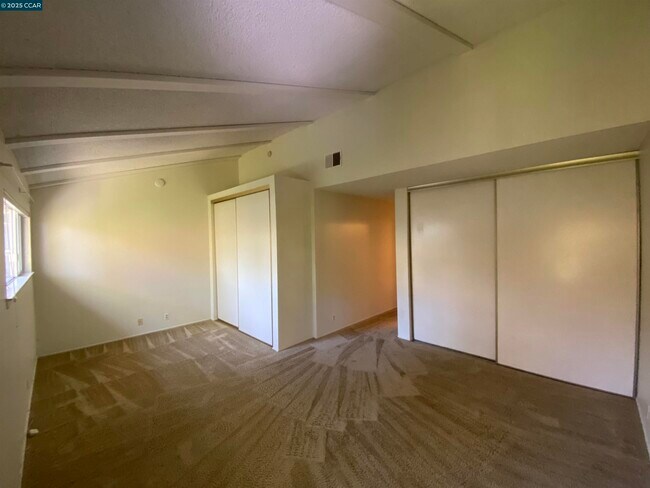 Building Photo - 1557 Siskiyou Dr