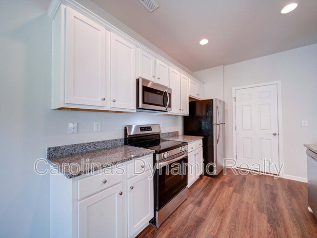 Building Photo - 914 S Battleground Ave