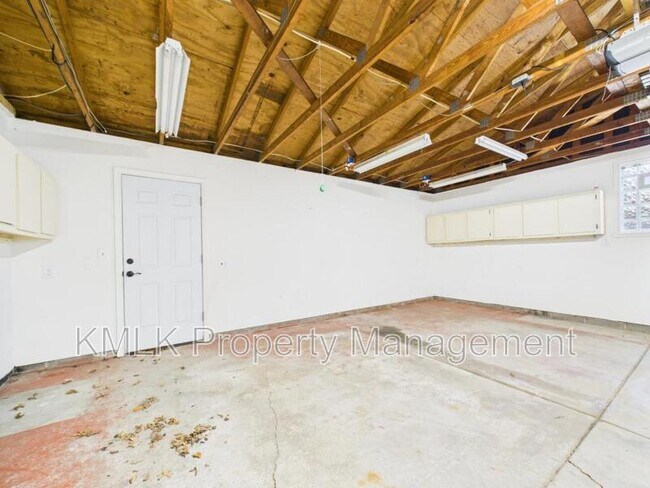 Building Photo - 874 Pleasant St