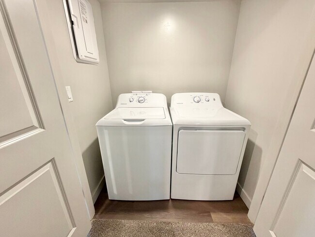 Building Photo - 2 Bed Lone Rock Condo!