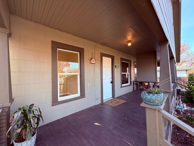 Building Photo - Charming 2-bedroom, 1-bathroom Duplex Loca...