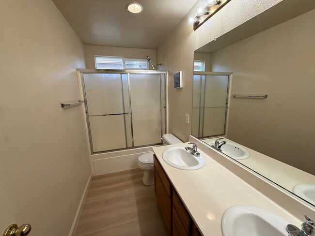 Building Photo - 2424 Sandpiper Ln