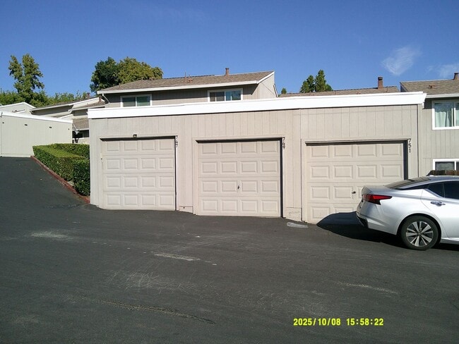 Building Photo - 749 Beelard Dr