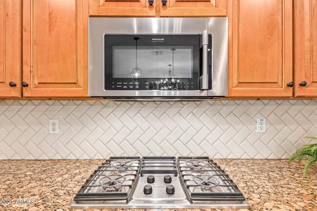 Building Photo - Eagle Glen Cul-de-sac Beauty