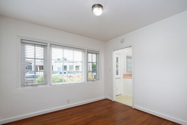 Building Photo - *OPEN HOUSE: 10/4 11:30AM-12:30PM* 2BD/1BA...