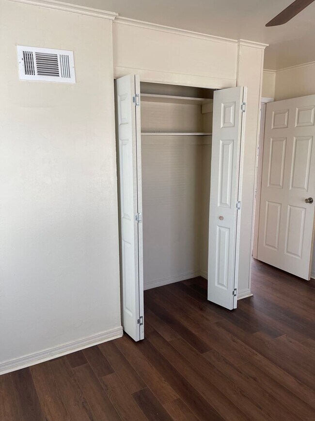 Building Photo - Newly Updated Midtown Beauty!