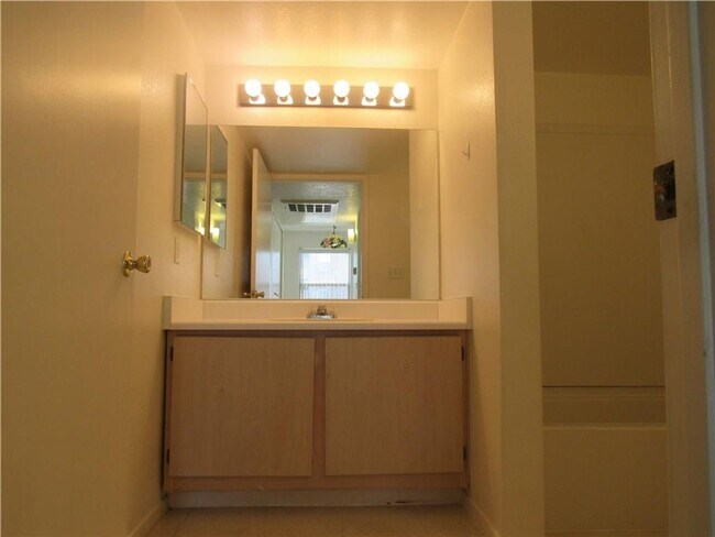Building Photo - COZY 2 BEDROOM 2 BATH IN GATED SW COMMUNITY!