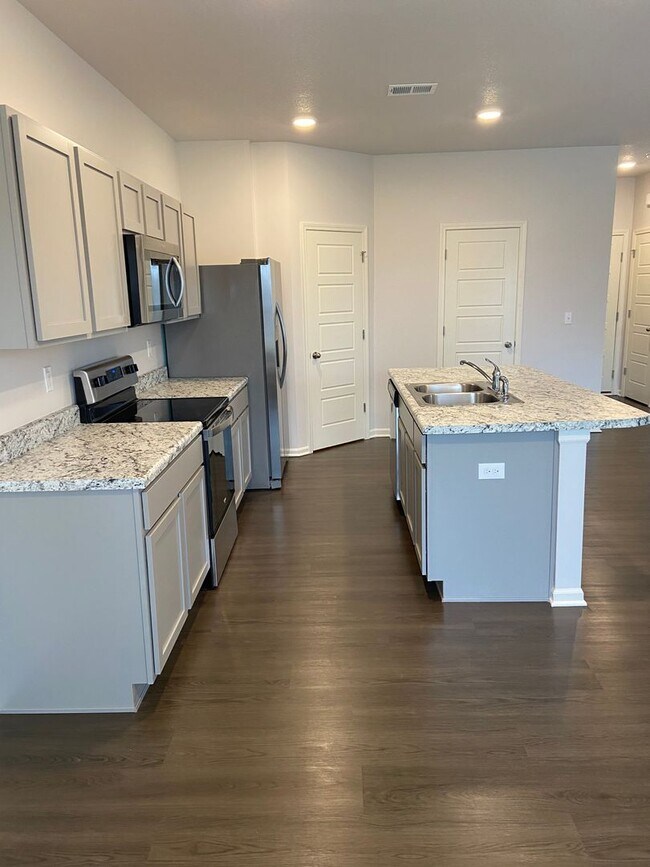 Building Photo - NOW PRELEASING! Charming Three-Bedroom, Two-and-a-Half-Bath Home in Spring Hill