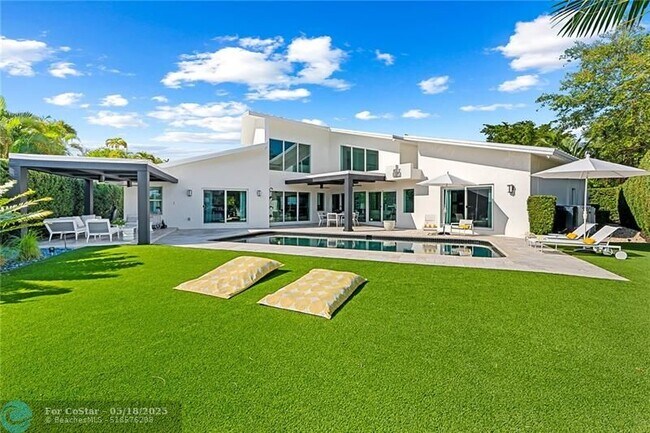 Building Photo - 2416 Bayview Dr