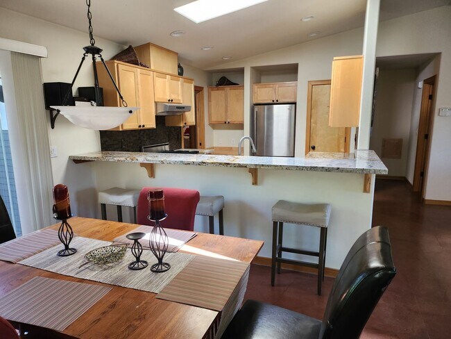 Building Photo - Available Now! | West Hills | Bend