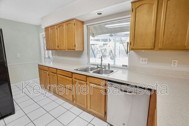 Building Photo - 5645 N Tuttle Ave