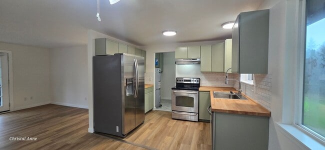 Building Photo - Updated 2 bedroom with a bonus room