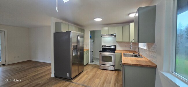 Building Photo - Updated 3 bedroom with a bonus room