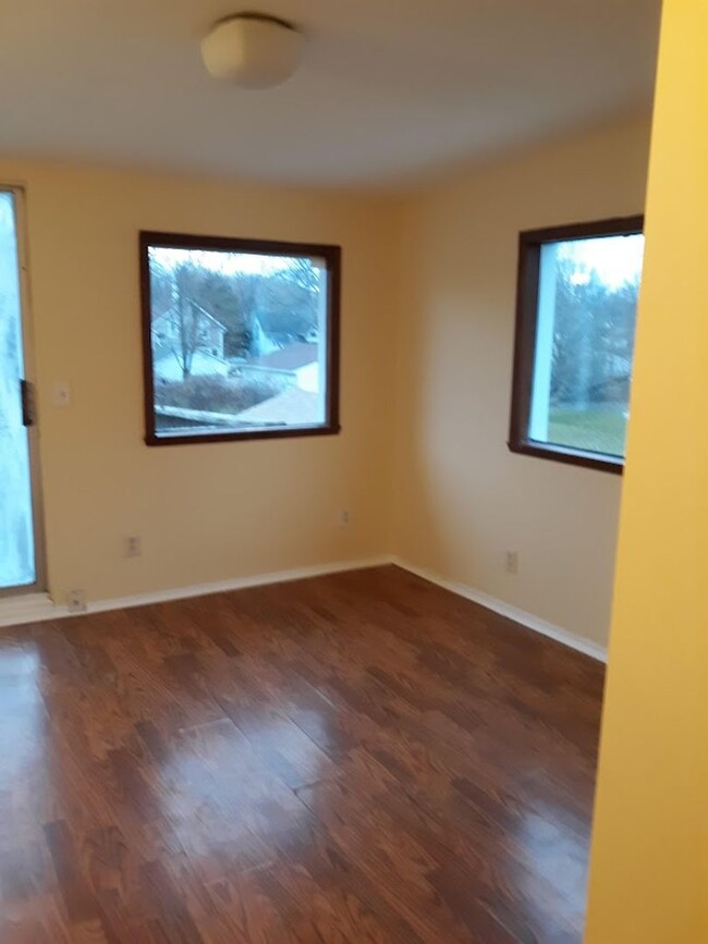 Building Photo - 4 Bedroom House with Detached Garage