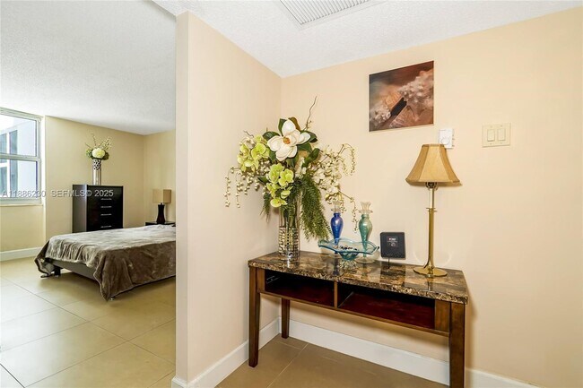 Building Photo - 2030 S Ocean Dr