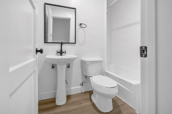 Building Photo - $1,000 off Move in Special- Newly Renovated Studio on 2nd Street- Alamitos Beach