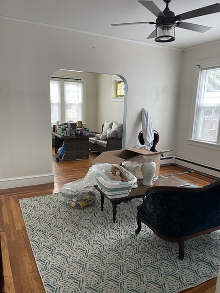Family room - 73 Marion Ave N
