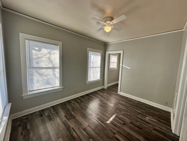 Building Photo - 216 W Oak Ave