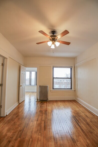 Building Photo - 7445 N Greenview Ave