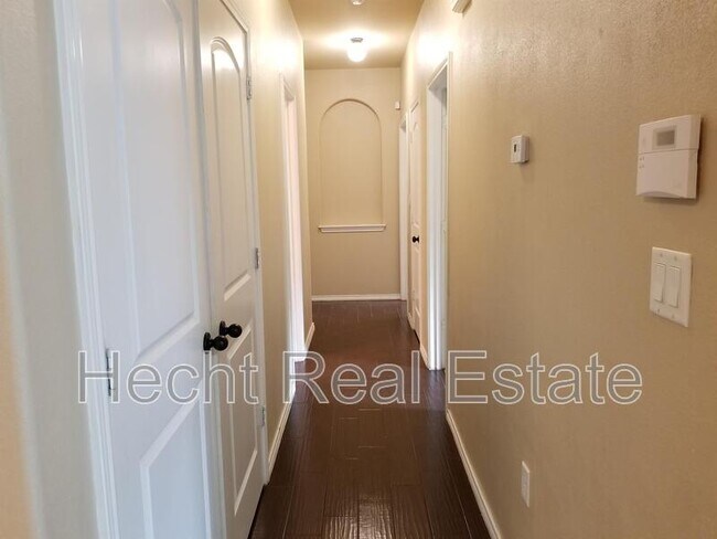 Building Photo - 1027 Brown Rock Dr