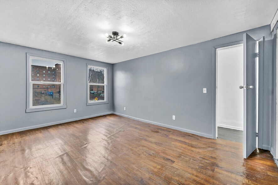 Building Photo - 9502 Talbot Ave