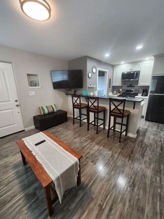 Building Photo - Beautiful Updated Unfurnished Apartment- All Utilities Included!