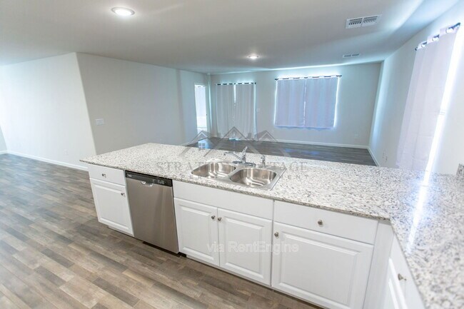 Building Photo - 3510 Mateo Dr