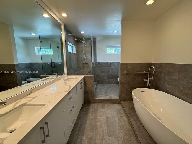 Building Photo - 13250 SW 72nd Ave
