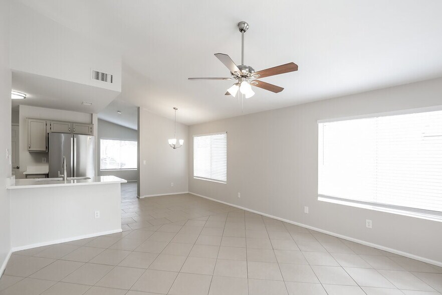 Building Photo - 5033 E Covina St