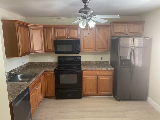 Building Photo - 2204 Lakeview Dr W