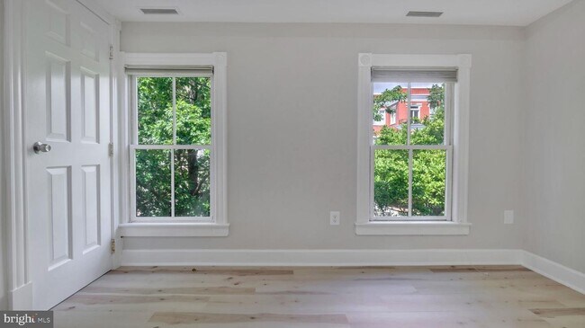 Building Photo - 816 1/2 8th St NE