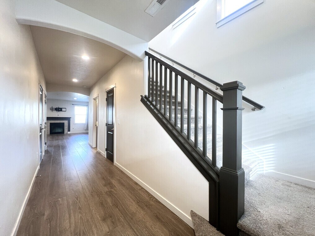 Building Photo - 3315 S Cabin Creek Way