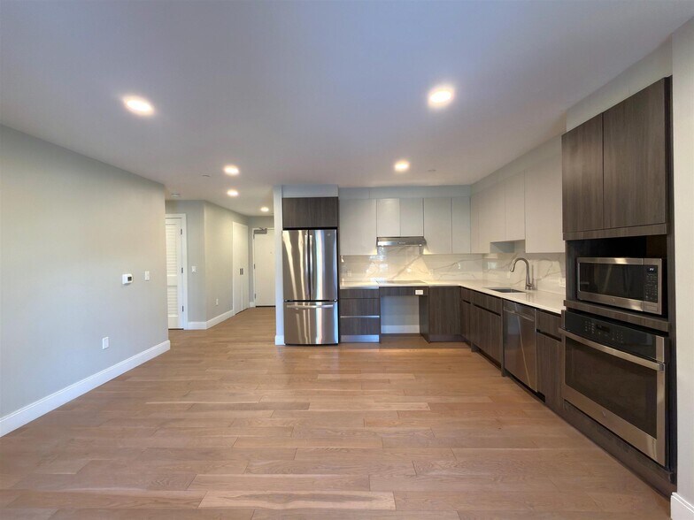 Building Photo - 15 Central St