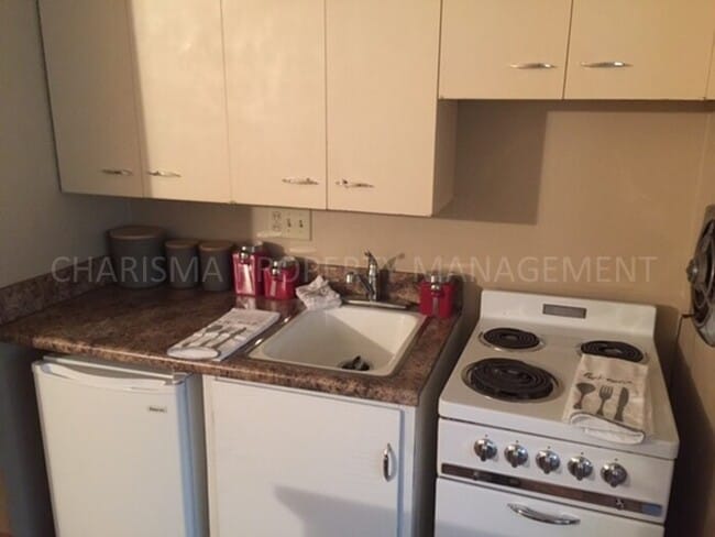 Building Photo - 700 S Summit Ave