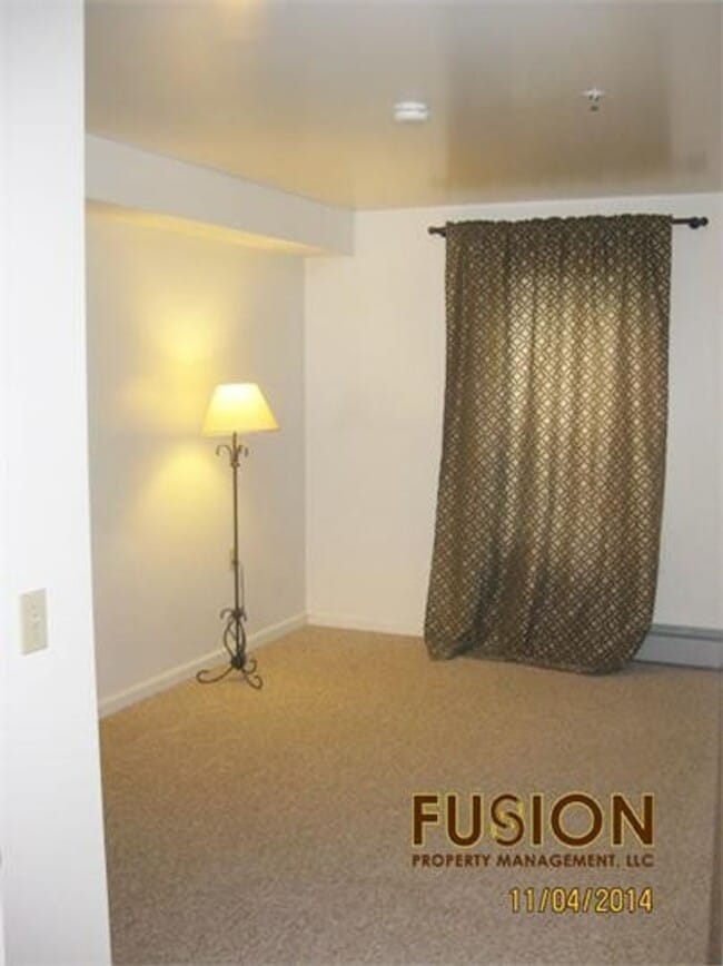 Building Photo - 2 bedroom condo Heat Included and Pool!