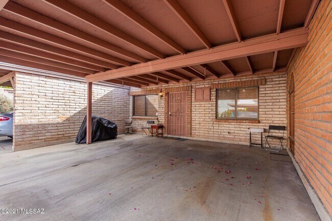 Building Photo - Charming 2 Bedroom Townhome with Private 2...