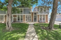 Building Photo - $1,995.00, 3 bed, 1.5 bath, located in Aur...