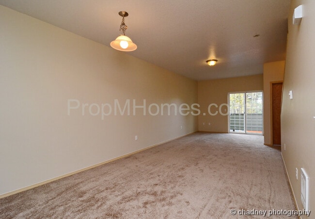 Building Photo - Spacious SE Portland 3 Bedroom Townhouse In Powellhurst-Gilbert Neighborhood