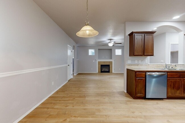 Building Photo - Beautifully maintained 3 bedroom 2.5 bath home